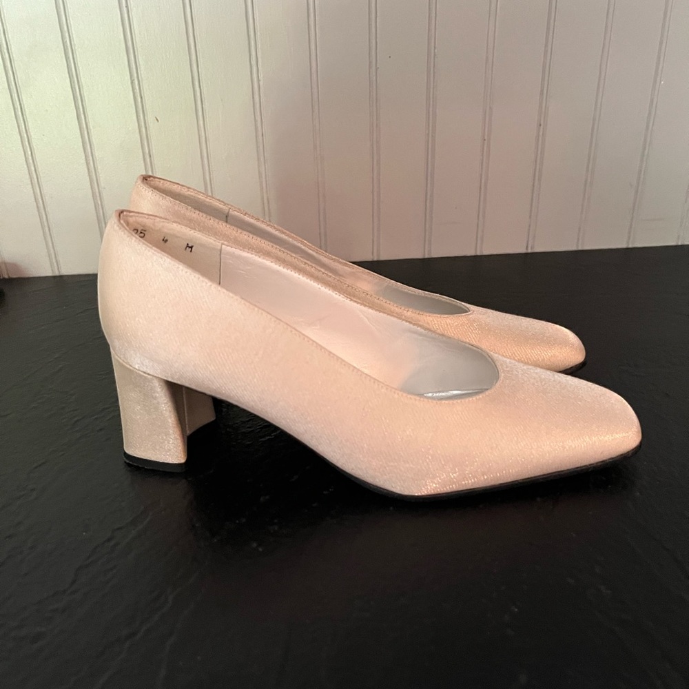 Stuart Weizmann Cream Pumps Size 4m - image 2